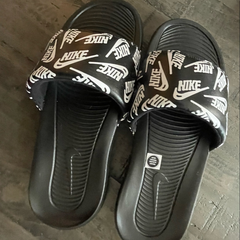 NWOT- Nike Slides (black&white) Men’s sz: 10. New w/out Tags - Never Worn. $36